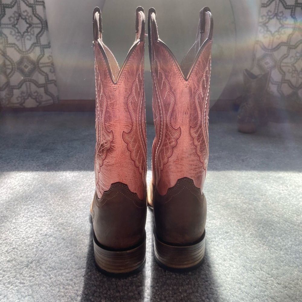 Size 8 Ariat square two boots